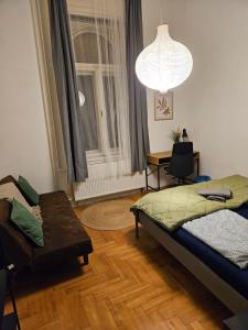 Postel nebo postele na pokoji v ubytování Downtown Gem Rooms