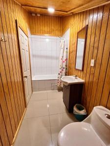 Koupelna v ubytování cabañas y hotel antiñanco