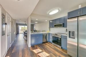 Η κουζίνα ή μικρή κουζίνα στο Walk to Okaloosa Island Beach Coastal Condo!