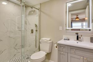 Ένα μπάνιο στο Walk to Okaloosa Island Beach Coastal Condo! +18 φωτογραφίες