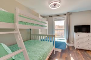 Ένα ή περισσότερα κρεβάτια σε δωμάτιο στο Walk to Okaloosa Island Beach Coastal Condo!