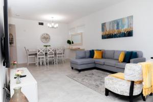 Posezení v ubytování 3 Bed condo Resort 4 miles - Disney