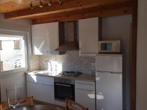 Kuchyň nebo kuchyňský kout v ubytování Apartments Durda