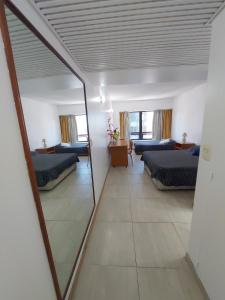 einen Spiegel in einem Zimmer mit 2 Betten und einem Schlafzimmer in der Unterkunft Departamento en Microcentro Ciudad de Buenos Aires in Buenos Aires