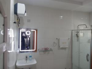 Koupelna v ubytování PrimeAxis Hub Apartment