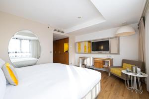Postel nebo postele na pokoji v ubytování Renaissance Aix-en-Provence Hotel