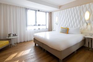 Postel nebo postele na pokoji v ubytování Renaissance Aix-en-Provence Hotel