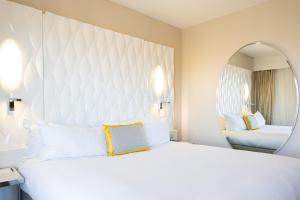 Postel nebo postele na pokoji v ubytování Renaissance Aix-en-Provence Hotel