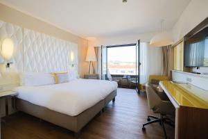 Postel nebo postele na pokoji v ubytování Renaissance Aix-en-Provence Hotel
