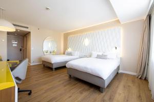 Postel nebo postele na pokoji v ubytování Renaissance Aix-en-Provence Hotel