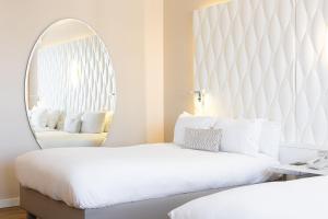 Postel nebo postele na pokoji v ubytování Renaissance Aix-en-Provence Hotel