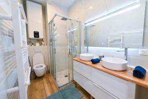 a bathroom with two sinks and a toilet at Trois pièces cozy n14 in Nice