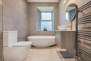 ein Badezimmer mit Badewanne, Toilette und Waschbecken in der Unterkunft Willow a luxury rural retreat in Staveley + 18 Fotos