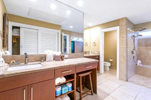 KBM Resorts FREE CAR Kapalua Bay Villa Oceanfront 1-Bedroom Condo with Amazing views KBV-30G2的一间浴室