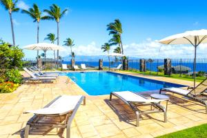卡普鲁亚KBM Resorts FREE CAR Kapalua Bay Villa Oceanfront 1-Bedroom Condo with Amazing views KBV-30G2的配有椅子和遮阳伞的游泳池