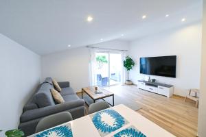 TV a/nebo společenská místnost v ubytování Beau deux pièces cozy avec terrasse n11