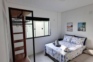 a bedroom with a bed with a ladder and a window at APTO NOVO - Praias, Beto Carrero e Aeroporto in Navegantes