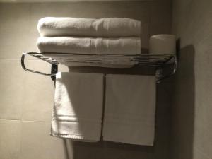 un gruppo di asciugamani su un portasciugamani in bagno di Hotel Pigalle a Riccione Altre 37 foto