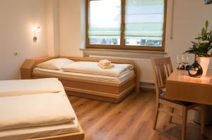 Postel nebo postele na pokoji v ubytování Hotel Schwarzes Ross