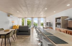 Quebrada GanadoにあるCasa amor del sol apartment # 2の長いテーブルとソファのあるリビングルーム