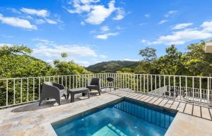 Quebrada GanadoにあるCasa amor del sol apartment # 2のフェンスの隣にパティオ(スイミングプール、椅子付)