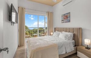 Quebrada GanadoにあるCasa amor del sol apartment # 2のベッドと大きな窓のある寝室