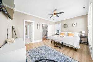 Giường trong phòng chung tại Paradise by the Pier Carolina Getaway