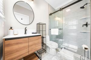 Phòng tắm tại Paradise by the Pier Carolina Getaway +54 ảnh