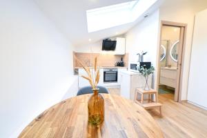 A kitchen or kitchenette at Beau studio cozy centre ville et plages n13