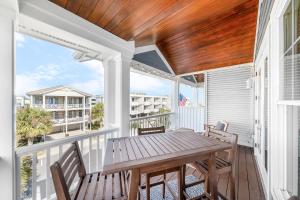 Ban công/sân hiên tại Paradise by the Pier Carolina Getaway