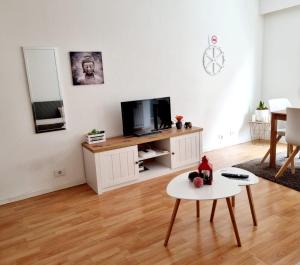 salon z telewizorem i stołem w obiekcie acogedor, con garaje, céntrico. w mieście Vigo