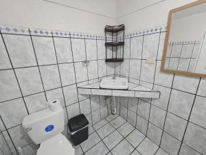 a bathroom with a toilet and a sink at Eus home in Atenas