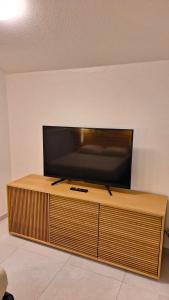 TV a/nebo společenská místnost v ubytování Studio 50m de la mer Village du Diamant