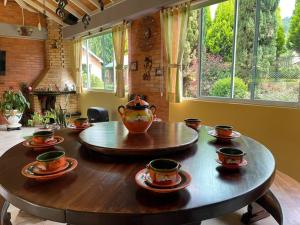 a wooden table with a tea pot on top of it at Casa de estancia y descanso VILLA ALEJITA in Santa Rosa de Viterbo