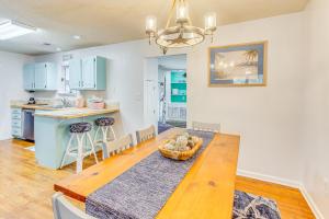 3 Mi to Ocean Home with Deck in Little River!的厨房或小厨房
