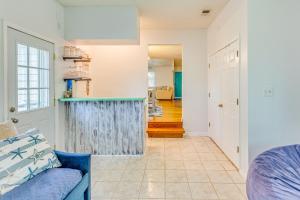 3 Mi to Ocean Home with Deck in Little River!的休息区
