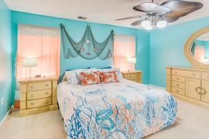 利特尔里弗3 Mi to Ocean Home with Deck in Little River!的卧室里有一张大床，墙壁是蓝色的
