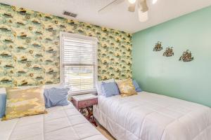 利特尔里弗3 Mi to Ocean Home with Deck in Little River!的有两张床和一扇窗户的卧室