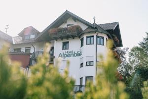 アッターゼーにあるHotel Alpenblick Atterseeの建物の側面にあるホテルのアルゼンチンの看板