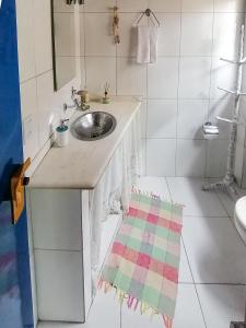un bagno con lavandino e specchio di Casa 12 Búzios Vilas a 500m da Rua das Pedras, top localização em condomínio lindo e calmo, portaria 24h a Búzios