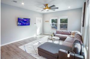 a living room with a couch and a ceiling fan at Lovely Charming 4BR2.5BA Near Downtowns Prime in San Antonio