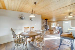 Posezení v ubytování Mountain-View Home with Deck in Pine