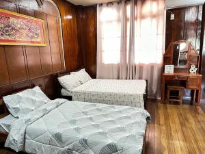 a small room with two beds and a desk at Topaz Bed & Breakfast Hotel in San Jose