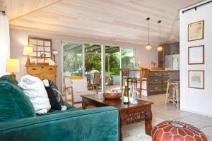 Posezení v ubytování KBM Resorts FREE CAR International Colony Club 2-Bedroom Cottage True Essence of Hawaii ICC-11