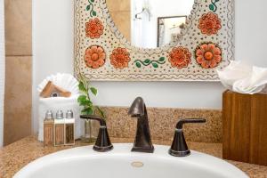 Koupelna v ubytování KBM Resorts FREE CAR International Colony Club 2-Bedroom Cottage True Essence of Hawaii ICC-11 + 22 fotografií