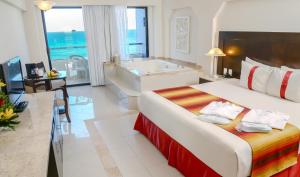 Postel nebo postele na pokoji v ubytování Crown Paradise Club Cancun - All Inclusive