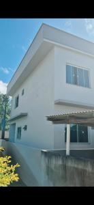 ゴヴェルナドール・セウソ・ラーモスにあるCasa Pescadorの白い大きな建物