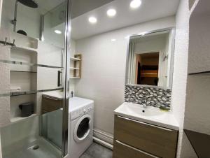 Vannituba majutusasutuses Résidence Vallee Blanche - 2 studios face a face dans la résidence Vallée Blanche MAE-4991