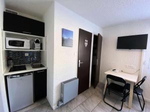 Köök või kööginurk majutusasutuses Résidence Vallee Blanche - 2 studios face a face dans la résidence Vallée Blanche MAE-4991 +4 fotot