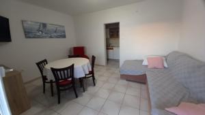 Χώρος καθιστικού στο Apartments by the sea Kustici, Pag - 9360